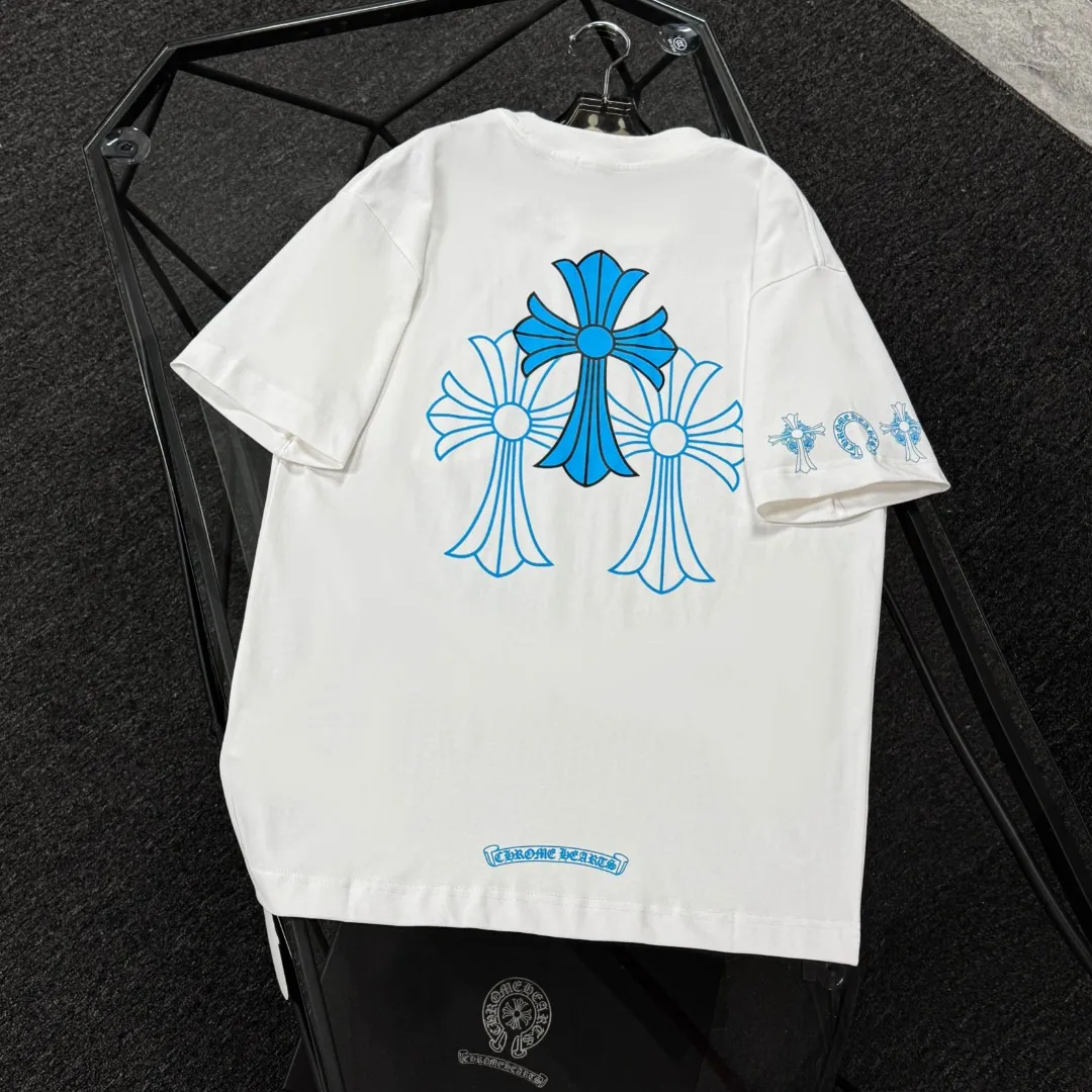 P170 Chrome Hearts 25 high-end versions. The fabric is made of 300 grams of high-density pure cotton. It does not deform or shrink. It has three labels. It is the same style for men and women. Technology: suede foaming + digital printing. Color: white, black. SIZE: S-XL.